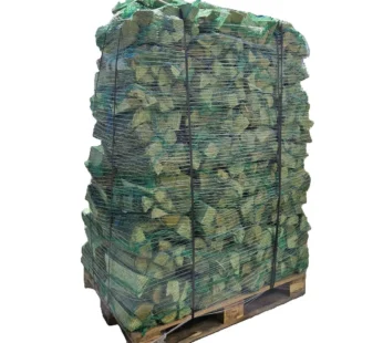 Gehacktes Brennholz im Netzsack auf Palette