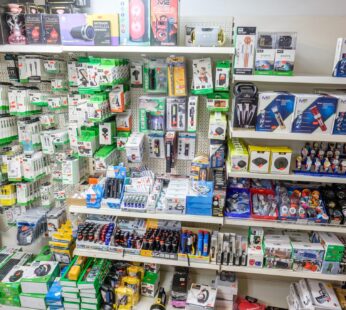 Sortiment an Handy-Zubehör und Elektronik
