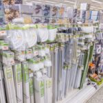 Regal mit Gardinenstangen, Haken und Halterungen in einem Fachmarkt