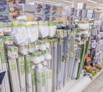 Gardinenstangen und Zubehör in verschiedenen Farben