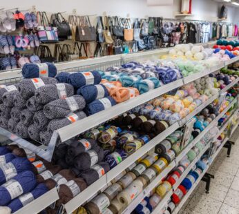Wollknäuel in verschiedenen Farben und Qualitäten