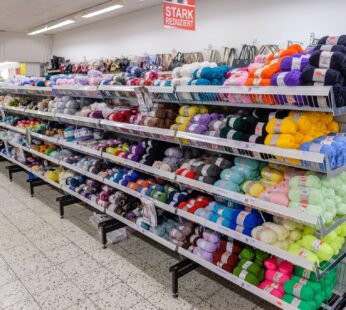 Bunte Strickwolle in vielen Farben