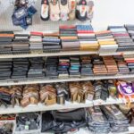 Regal mit vielen Brieftaschen und Geldbörsen in verschiedenen Farben