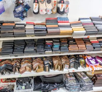 Damen- und Herrenbrieftaschen in verschiedenen Farben