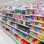 Regal mit verschiedenen Pflastern, Salben und Balsamen in einem Drogeriemarkt