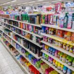 Regal mit Haarpflegeprodukten und Luftfrischern in einem Drogeriemarkt