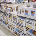 Regal mit vielen Bilderrahmen in verschiedenen Farben und Größen