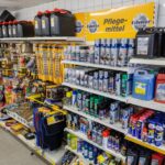 Regal mit verschiedenen Auto-Ölen, Pflegesprays und Zubehör im Fachmarkt.