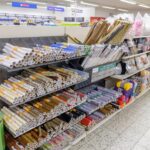 Regal mit vielen verschiedenen Tapetenrollen in einem Baumarkt