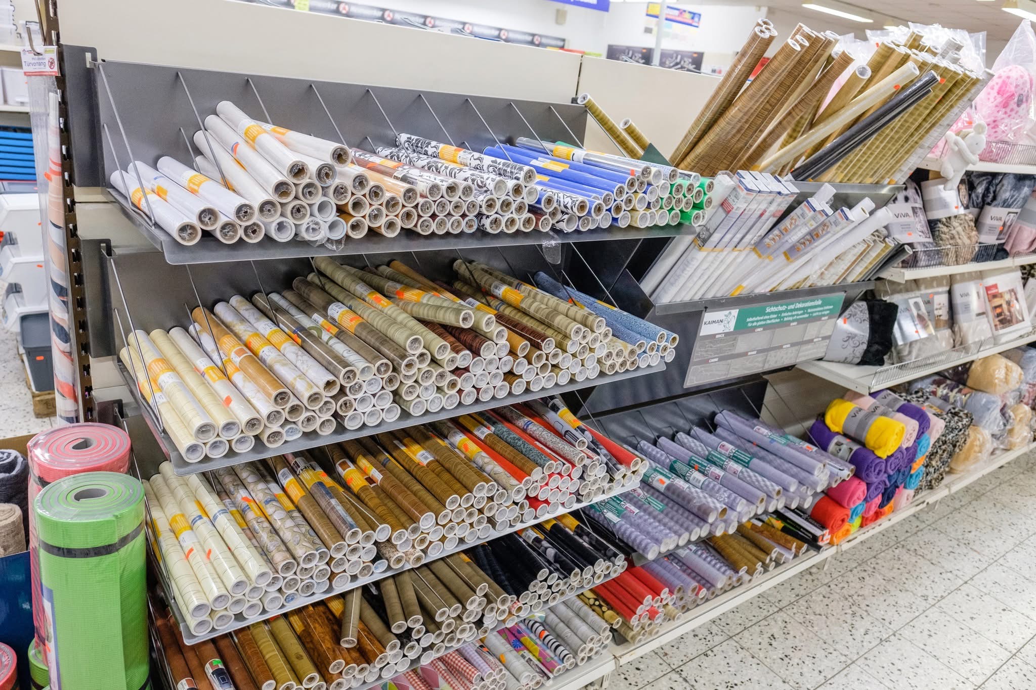 Regal mit verschiedenen Tapetenrollen in einem Geschäft