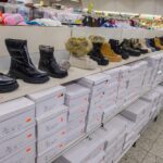 Regal mit verschiedenen Winterstiefeln und Stiefelchen in einem Schuhgeschäft