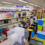 Stapel von bunten Plastik-Transportkisten in einem Lager oder Fachmarkt