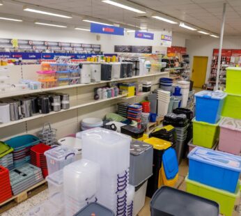 Plastik-Transportkisten in verschiedenen Farben