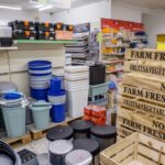 Regal mit verschiedenen Kunststoffbehältern, Eimern und Boxen in einem Discountladen