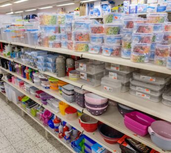 Sortiment an Plastikbehältern und Schüsseln