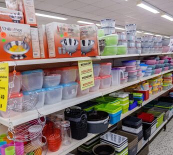 Sortiment an Plastik- und Metall-Küchenartikeln
