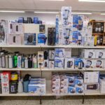 Regal mit verschiedenen Haushaltsgeräten, Thermosflaschen und Küchenzubehör in einer Filiale