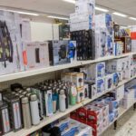 Regal mit verschiedenen Haushaltsgeräten und Elektronikartikeln