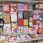 Regalwand mit vielen bunten Geschenktüten und Grußkarten