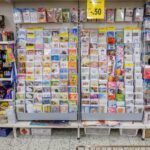 Regal mit vielen verschiedenen Grußkarten, Geschenkpapieren und Tüten in einem Geschäft