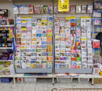 Geschenkkarten und Geschenkpapiere im Sortiment