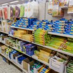 Regal in einem Discounter mit verschiedenen Haushaltsfolien, Beuteln und Backpapier.