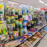 Regalwand in einem Discounter mit verschiedenen verpackten Küchenhelfern und Werkzeugen