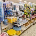 Regal im Einzelhandel mit Haushaltswaren, Duschzubehör und Küchenartikeln