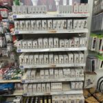 Regal mit verschiedenen LED-Lampen in den Fassungen E27 und E14