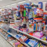 Regalwand in einem Geschäft mit verschiedenen Stiften, Heften und Büroartikeln