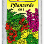 Weißer Sack mit gelbem Etikett der Marke Supraflor, beschriftet mit Pflanzerde 60 l und Illustrationen von Blumen und Tomaten.