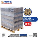 Stapel von Pini Kay Hartholzbriketts in 10 kg Packungen auf einer Palette