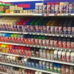 Regale mit Wilckens Spraydosen, Lacken und Farben in verschiedenen Farben