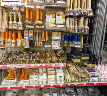 Sortiment an Pinseln, Walzen und Malerwerkzeug