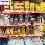 Regal mit Abdeckfolien und verschiedenen Klebebändern für Malerarbeiten