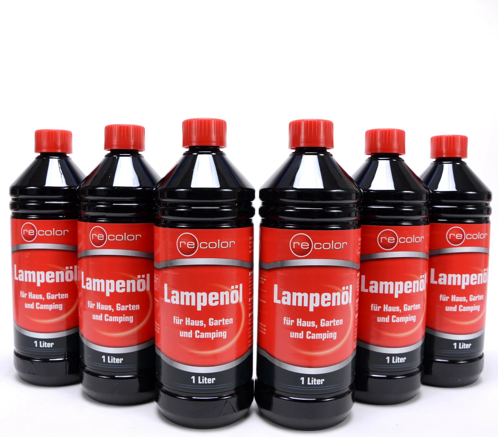 Mehrere schwarze Plastikflaschen mit rotem Etikett und rotem Deckel, beschriftet mit Recolor Lampenöl 1 Liter.