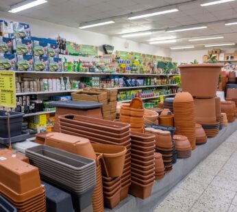Blumentöpfe in verschiedenen Größen und Farben