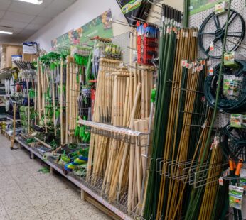 Sortiment an Gartenwerkzeugen und Pflanzstäben