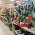 Regalwand in einem Gartencenter mit verschiedenen Werkzeugen und Bewässerungszubehör