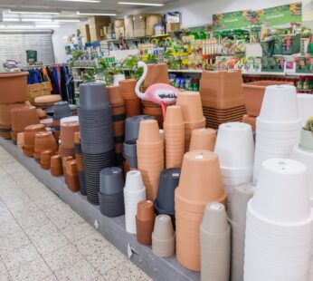Blumentöpfe in verschiedenen Farben und Größen