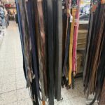 Regal mit vielen verschiedenen Gürteln in Leder und Stoff