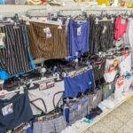 Regal mit verschiedenen Herrenboxershorts und Boxern in einem Bekleidungsgeschäft