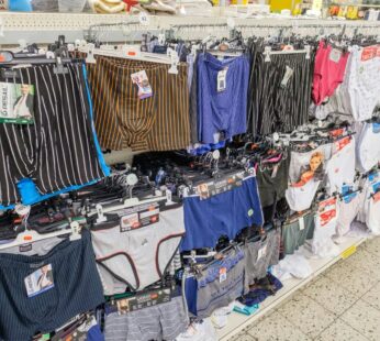 Herrenboxer und Boxershorts in verschiedenen Farben