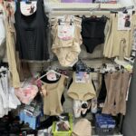 Regal mit formender Wäsche, BHs und Strumpfhosen in einem Geschäft
